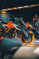 OSŁONA PRZED ZACHLAPANIAMI ZE ZINTEGROWANĄ OSŁONĄ ŁAŃCUCHA