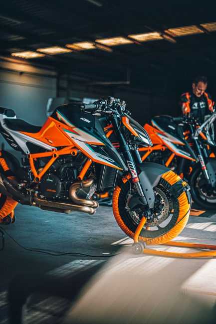 OSŁONA PRZED ZACHLAPANIAMI ZE ZINTEGROWANĄ OSŁONĄ ŁAŃCUCHA