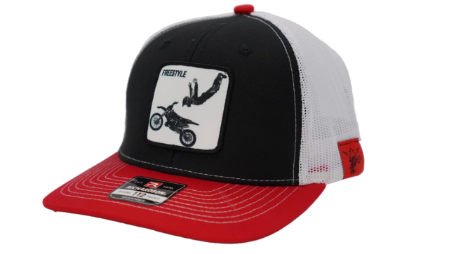 CZAPKA Z DASZKIEM KINI RED BULL FREESTYLE